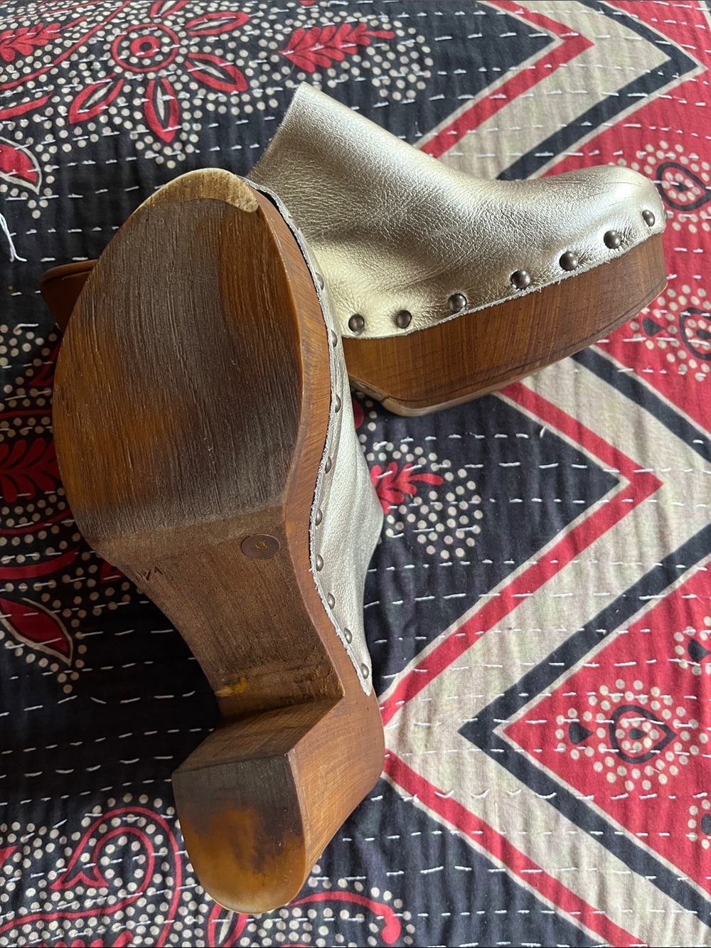 Gold Clogs - Picture 2 of 5